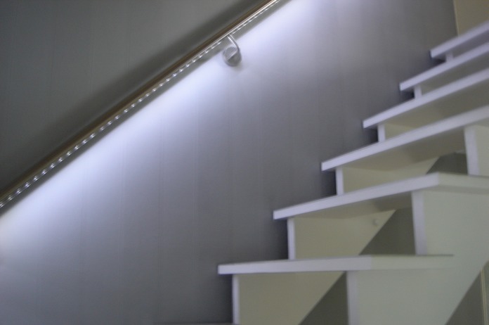 24 TREPPE INDIREKTE BELEUCHTUNG